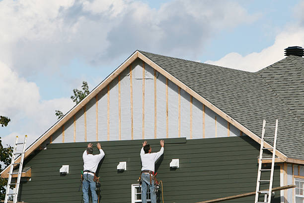 Professional Siding Installation technician working in Roebuck, SC